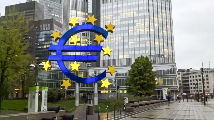 Inflace v eurozóně vystoupila na rekordních 8,9 procenta
